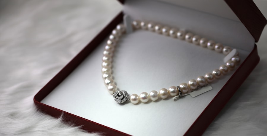 Collier de perles présenté dans un écrin de bijouterie