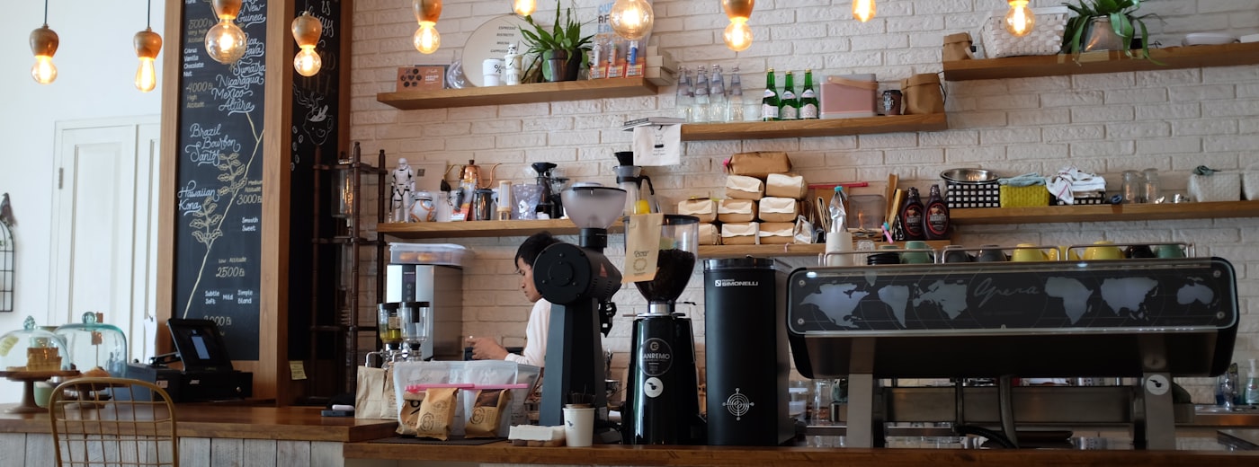 Comptoir d'un café indépendant avec sa machine à expresso