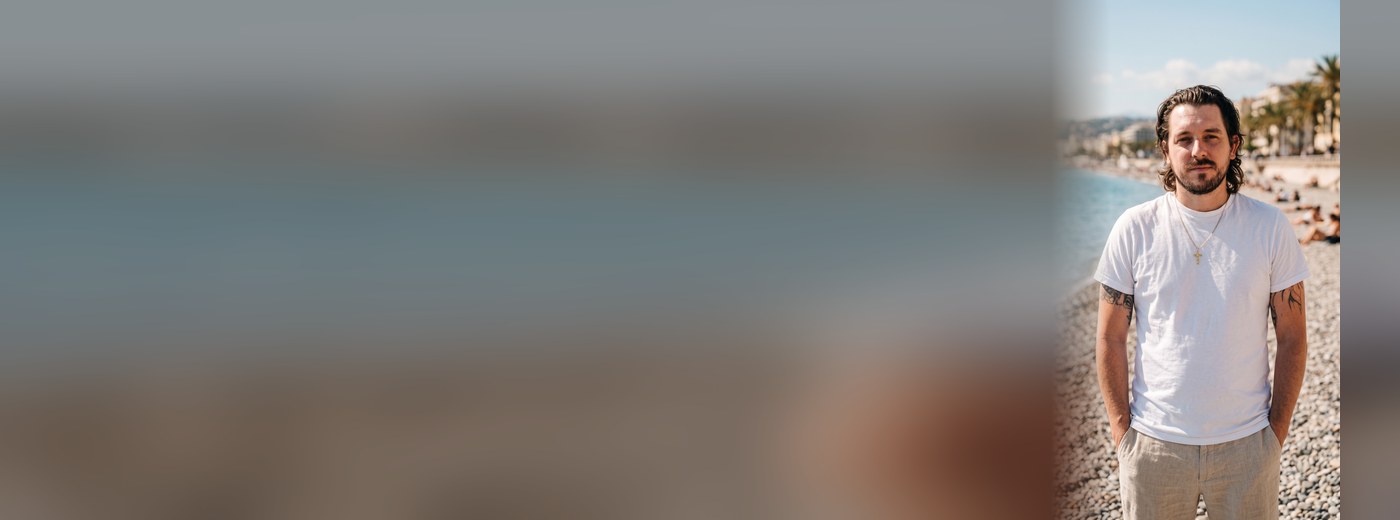 Ludovic Cardinale sur la plage de Nice, devant la Baie des Anges